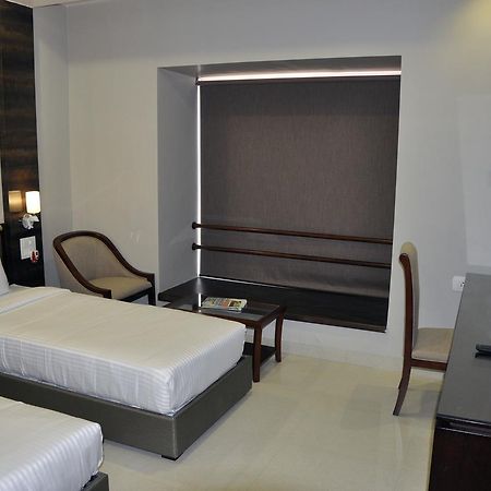 Hotel Dolphin Szambalpur Kültér fotó