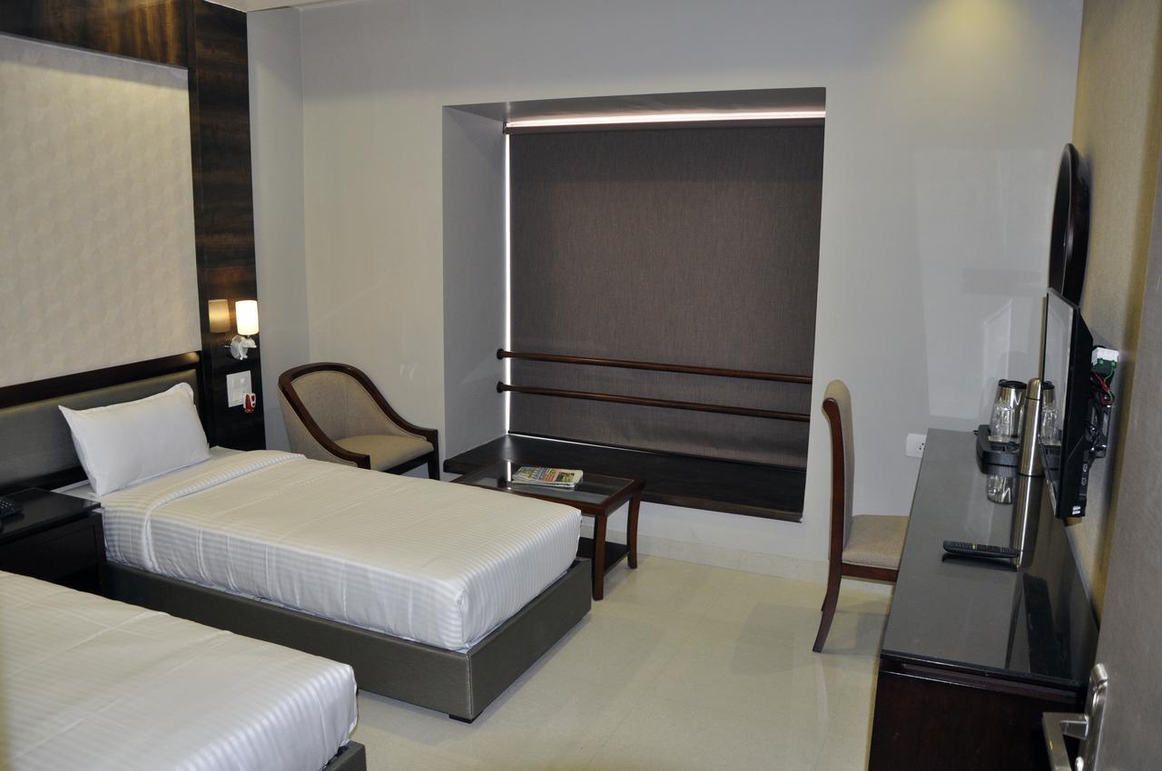 Hotel Dolphin Szambalpur Kültér fotó