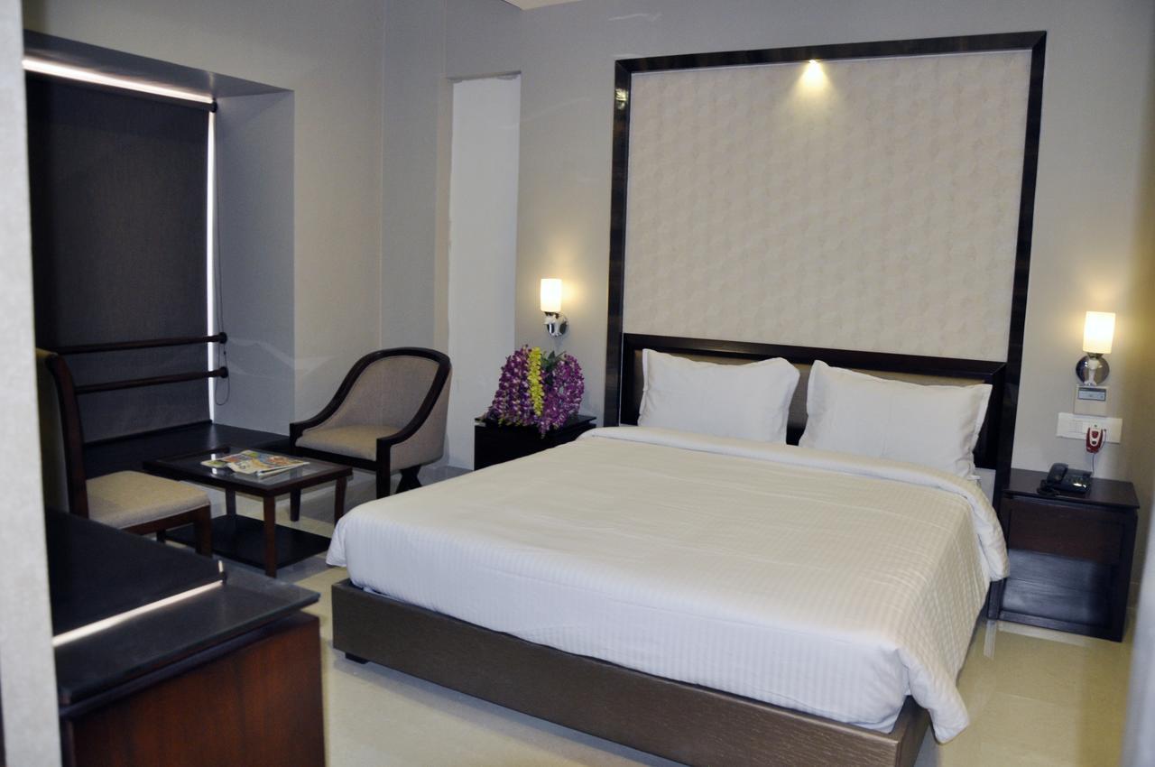 Hotel Dolphin Szambalpur Kültér fotó