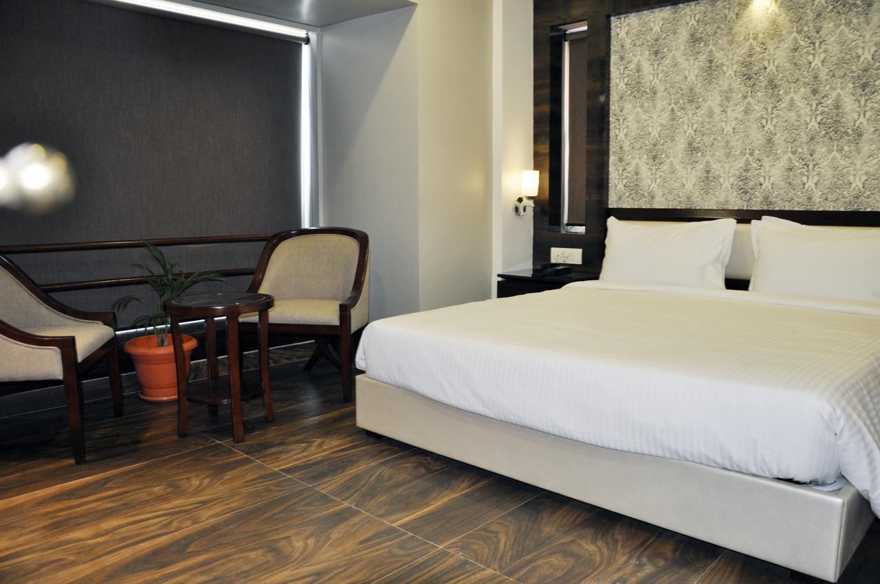 Hotel Dolphin Szambalpur Kültér fotó
