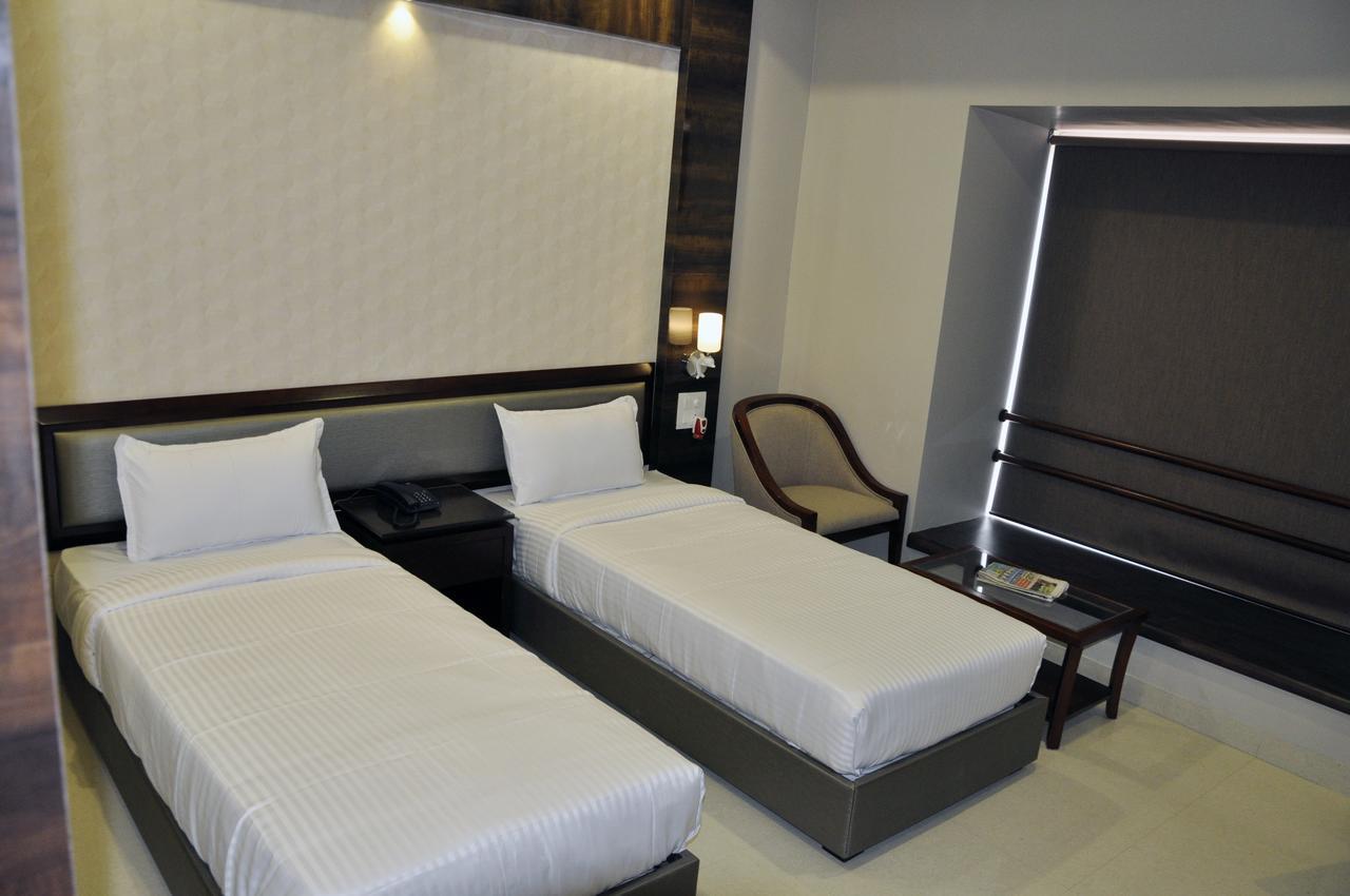 Hotel Dolphin Szambalpur Kültér fotó