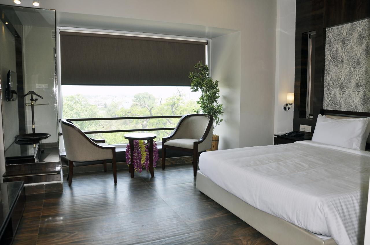 Hotel Dolphin Szambalpur Kültér fotó