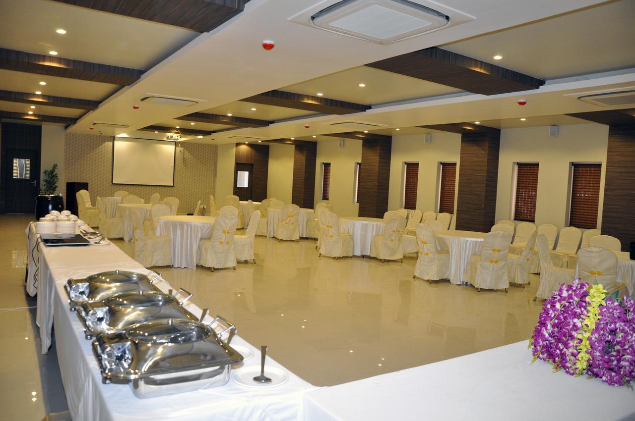 Hotel Dolphin Szambalpur Kültér fotó