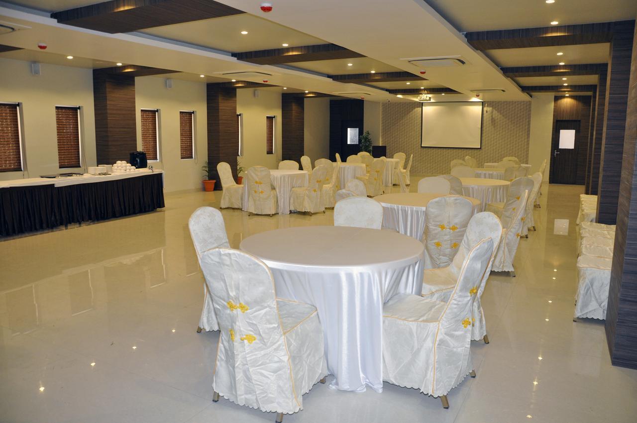 Hotel Dolphin Szambalpur Kültér fotó