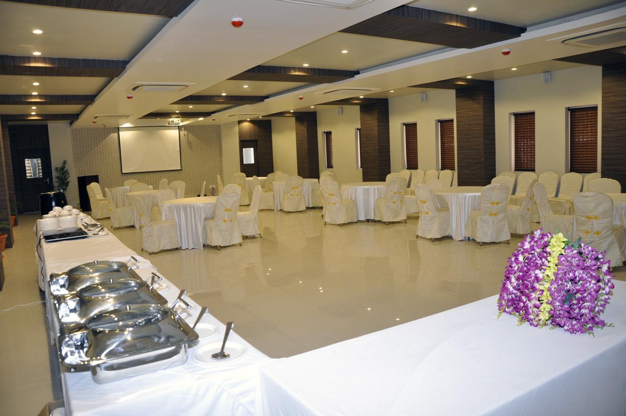 Hotel Dolphin Szambalpur Kültér fotó