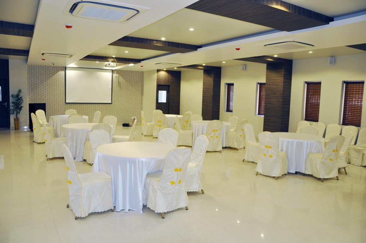 Hotel Dolphin Szambalpur Kültér fotó